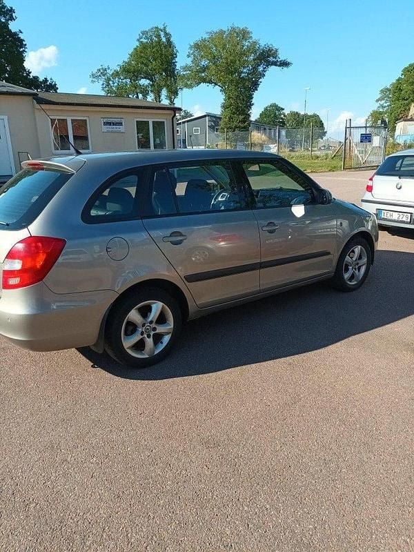 Brun Begagnad 2008 Skoda Fabia Halvkombi | 20 000 kr (Bra pris) - Bild 1/4