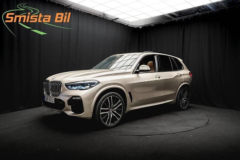 Ljusgrå Begagnad 2019 BMW X5 M Sport SUV | 469 900 kr (Bra pris) - Bild 1/3