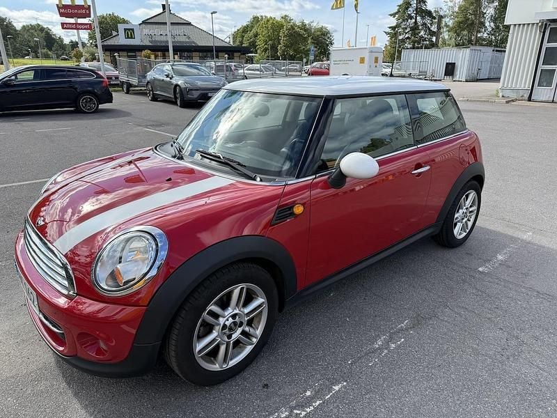 Röd Begagnad 2012 Mini Cooper D Chili Halvkombi | 92 000 kr (Marknadspris) - Bild 1/4