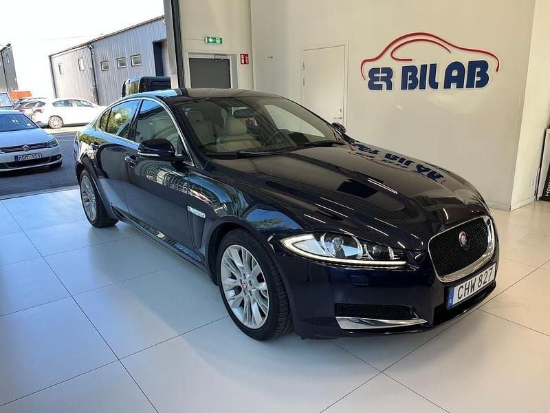 Mörkblå (blå) Begagnad 2014 Jaguar XF Sedan | 169 900 kr (Dyr) - Bild 1/4