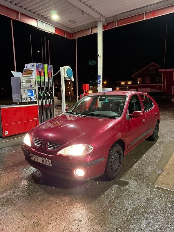 Begagnad 2000 Renault Mégane Halvkombi | 16 000 kr - Bild 1/4