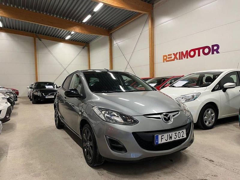 Grå Begagnad 2014 Mazda 2 Halvkombi | 74 900 kr (Marknadspris) - Bild 1/4