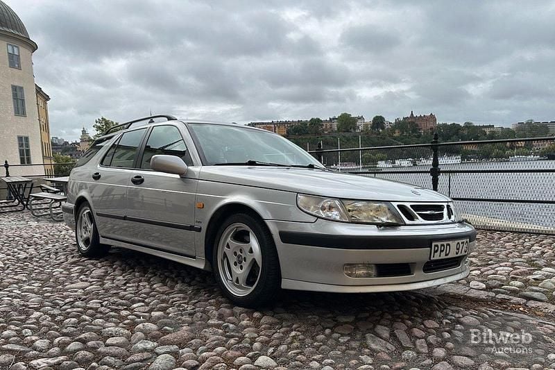 Ljusgrå (ljusgrå metallic) Begagnad 2000 Saab 9-5 Aero Kombi | 80 000 kr - Bild 1/4