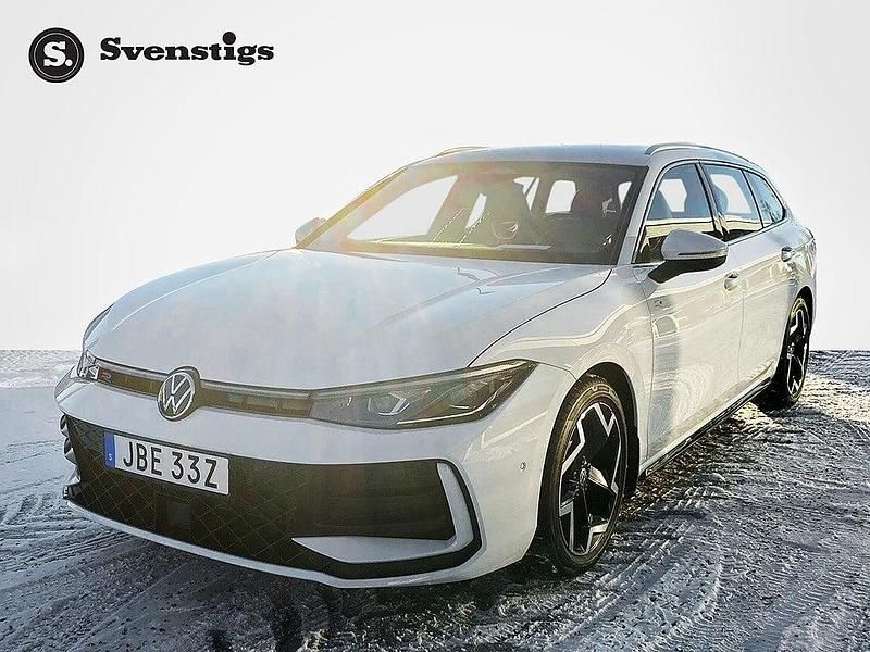 Vit Begagnad 2025 VW Passat R-line Kombi | 389 500 kr (Dyr) - Bild 1/4