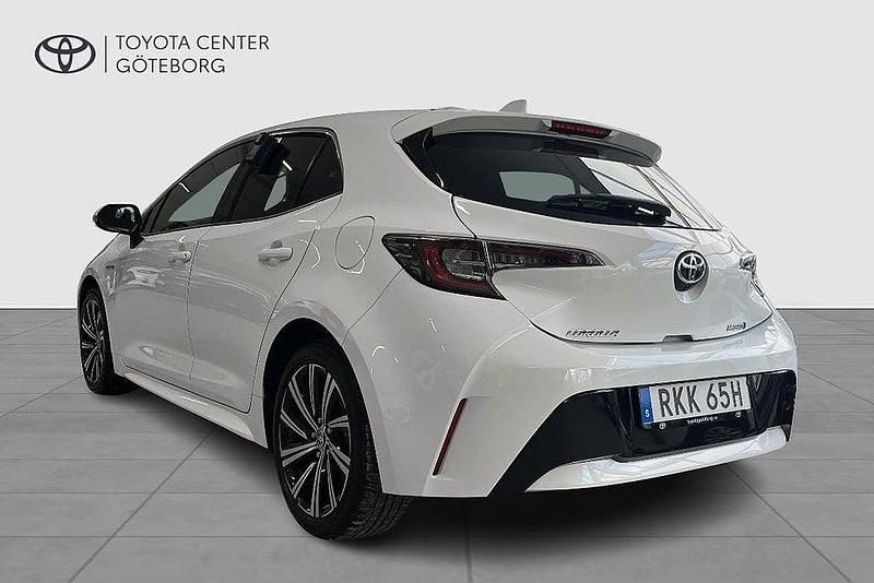 Begagnad Toyota Corolla Hybrid Style 98 HK (72 kW) 2021 Vit Halvkombi