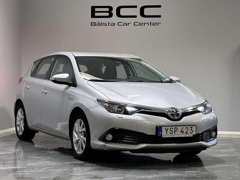 Silver Begagnad 2018 Toyota Auris Hybrid Active Halvkombi | 129 900 kr (Bra pris) - Bild 1/3