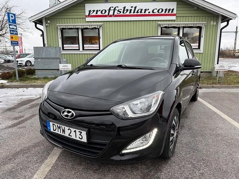 Svart Begagnad 2014 Hyundai i20 Select Halvkombi | 59 900 kr (Marknadspris) - Bild 1/4
