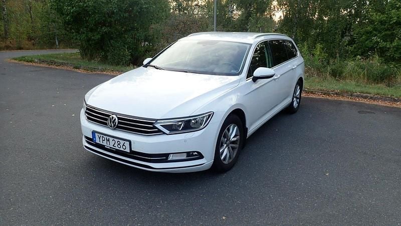 Vit Begagnad 2018 VW Passat Kombi | 155 000 kr (Marknadspris) - Bild 1/4