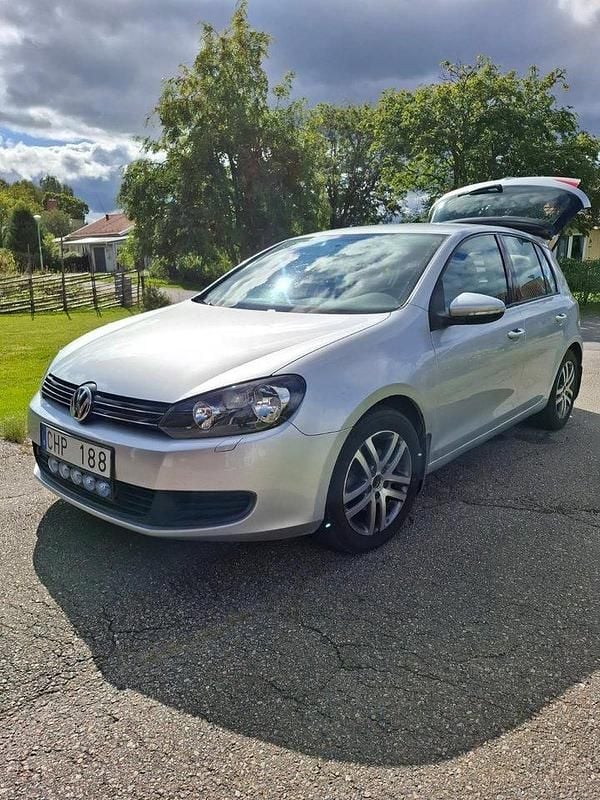 Silver Begagnad 2009 VW Golf VI Halvkombi | 58 000 kr (Marknadspris) - Bild 1/4