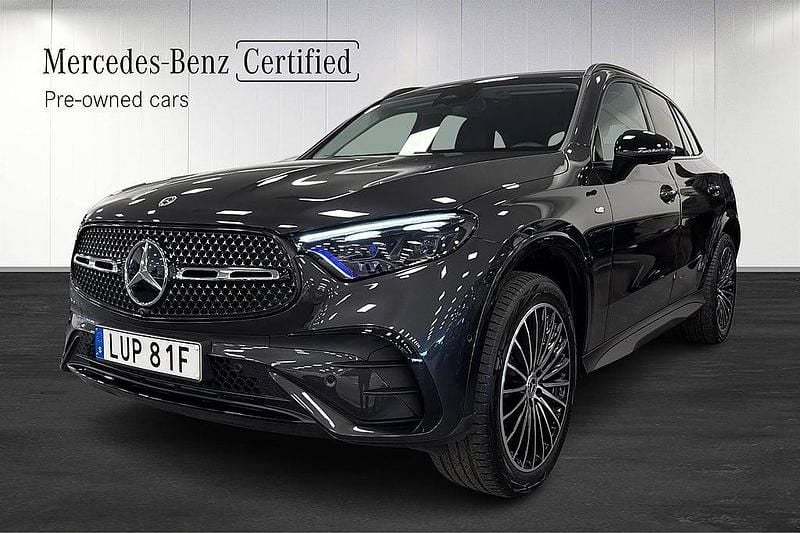 Grå Begagnad 2025 Mercedes GLC300e AMG SUV | 729 000 kr (Marknadspris) - Bild 1/4