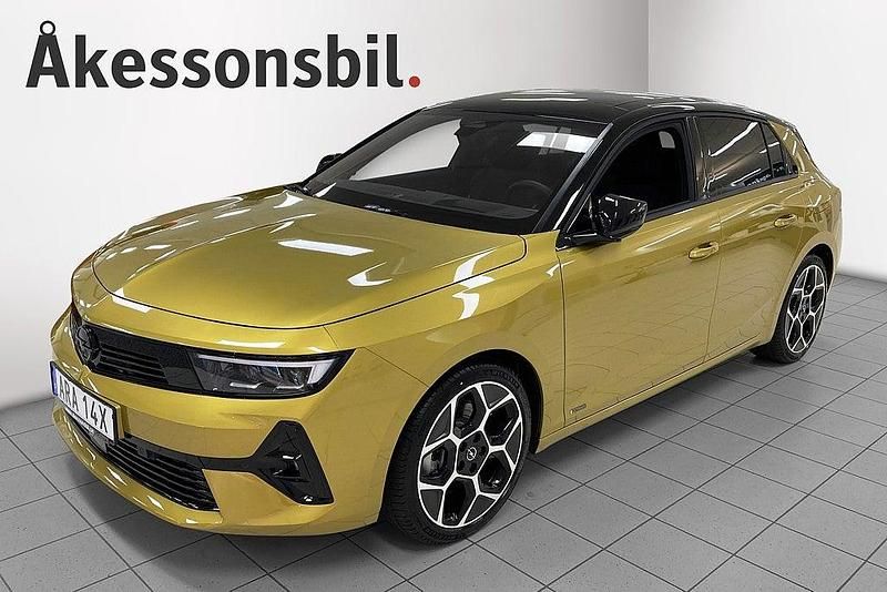 Gul Begagnad 2023 Opel Astra Ultimate Kombi | 309 000 kr - Bild 1/4