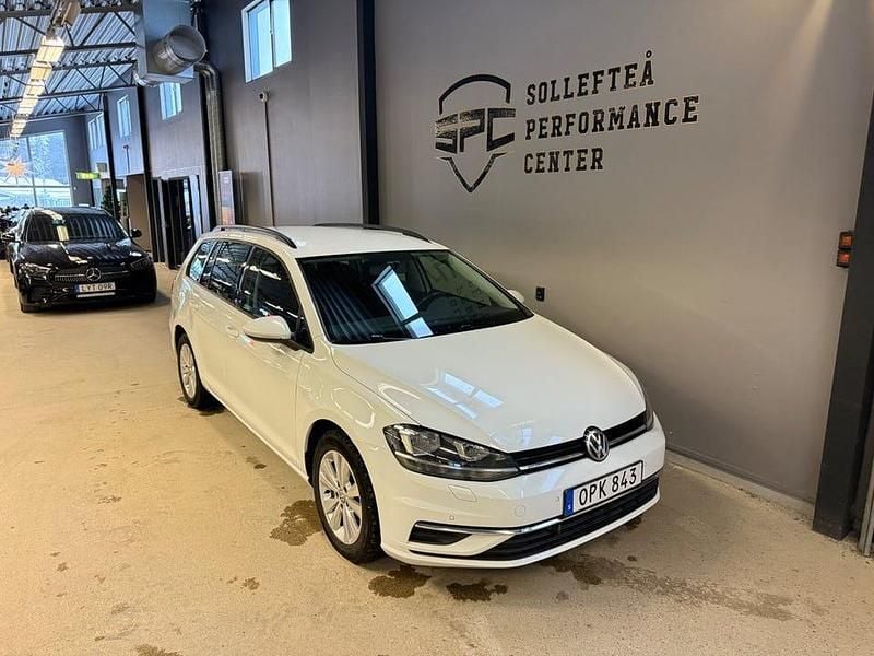 Vit Begagnad 2018 VW Golf VII Kombi | 159 900 kr (Marknadspris) - Bild 1/4