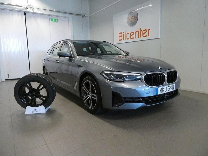 Blå Begagnad 2021 BMW 530e Kombi | 323 800 kr (Superpris) - Bild 1/3