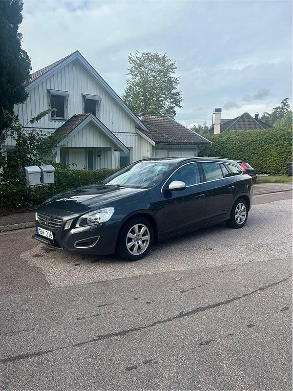 Grå Begagnad 2012 Volvo V60 Momentum Kombi | 68 000 kr (Lite dyr) - Bild 1/4