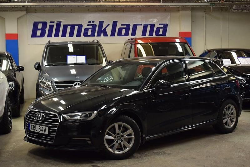 Svart Begagnad 2020 Audi A3 Sportback e-tron Comfort Halvkombi | 199 000 kr (Bra pris) - Bild 1/4