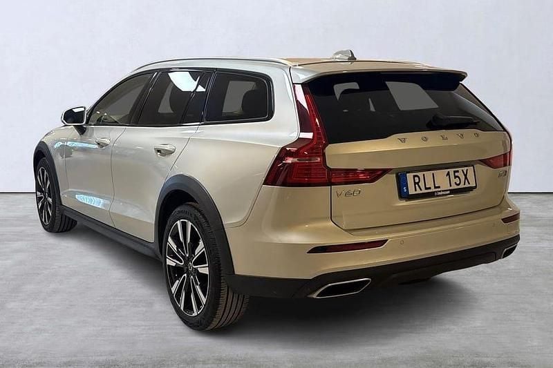 Begagnad Volvo V60 CC SE 200 HK (147 kW) 2021 Vit Kombi