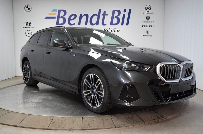 Sophisto grey brilliant effect Ny 2025 BMW 530e M Sport Kombi | 734 500 kr (Marknadspris) - Bild 1/4