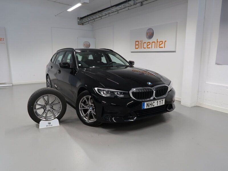 Svart Begagnad 2022 BMW 320 Sport Line Kombi | 309 900 kr (Bra pris) - Bild 1/3
