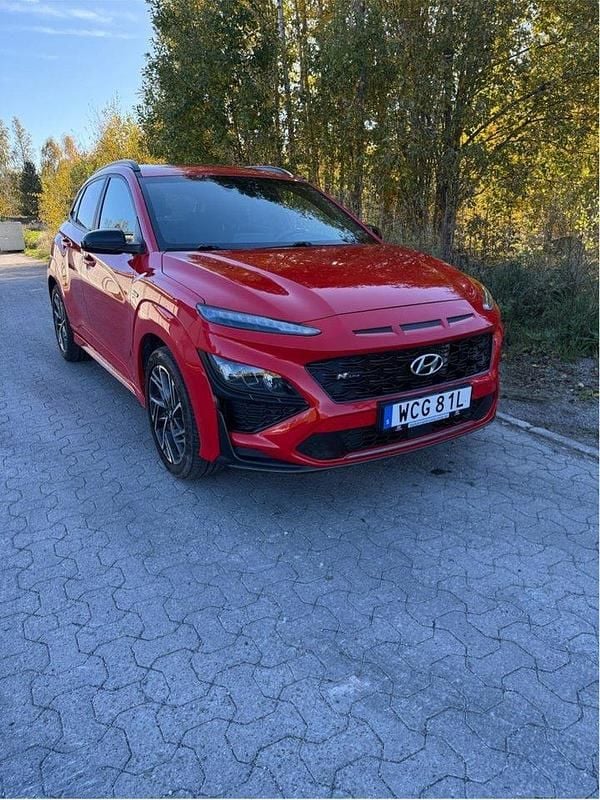 Röd Begagnad 2021 Hyundai Kona N Line SUV | 224 900 kr (Marknadspris) - Bild 1/4