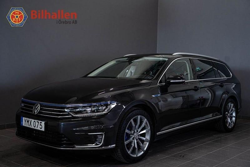 Mörkgrå Begagnad 2018 VW Passat GTE Kombi | 209 900 kr (Marknadspris) - Bild 1/4