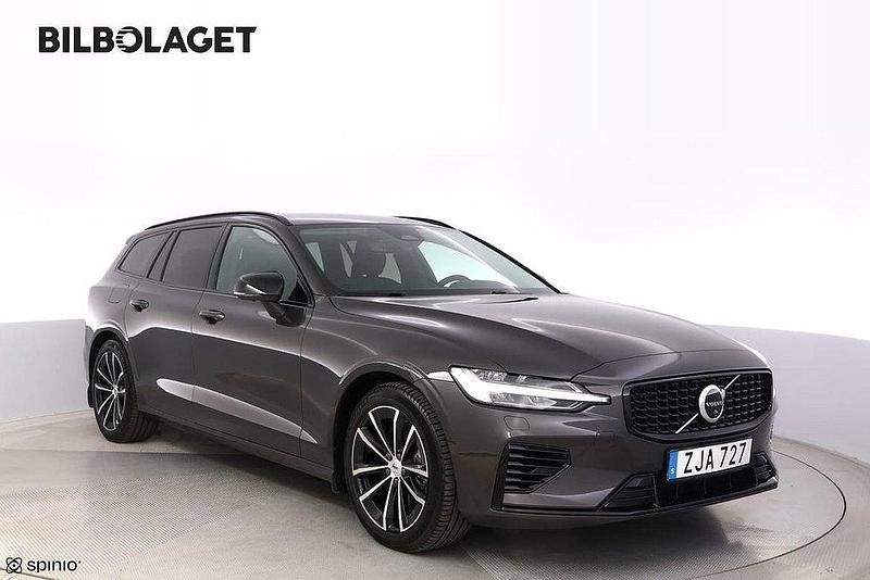 Grå Begagnad 2025 Volvo V60 Plus Kombi | 494 800 kr (Marknadspris) - Bild 1/4