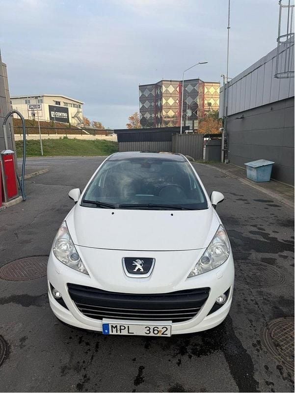 Vit Begagnad 2010 Peugeot 207 Halvkombi | 34 000 kr (Bra pris) - Bild 1/4