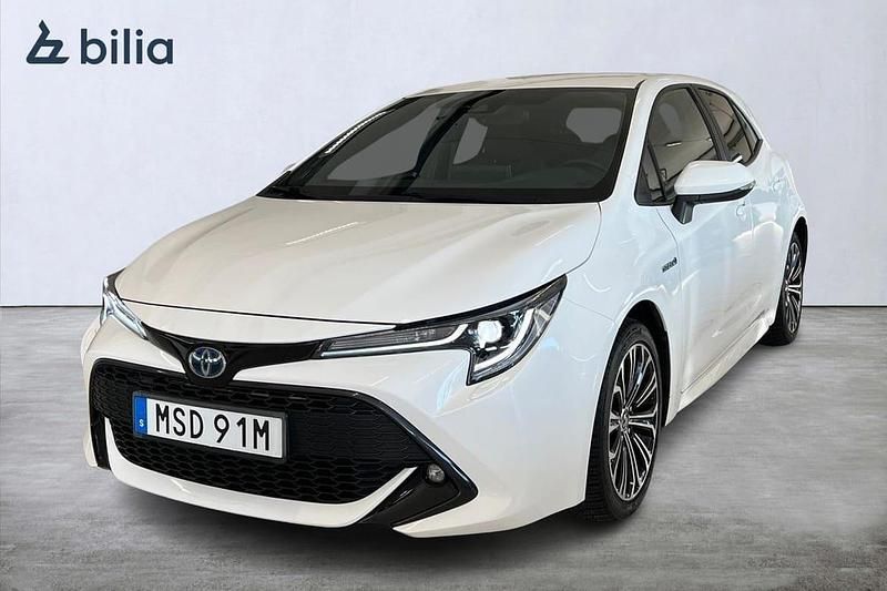 Vit Begagnad 2019 Toyota Corolla Hybrid Style Halvkombi | 219 900 kr (Marknadspris) - Bild 1/4