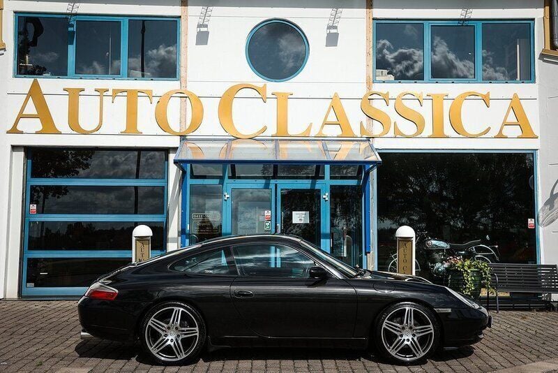 Svart metallic Begagnad 2000 Porsche 911 Carrera Sportkupé | 359 000 kr - Bild 1/4