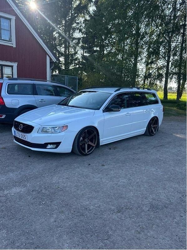 Vit Begagnad 2012 Volvo V70 Momentum Kombi | 90 000 kr - Bild 1/4