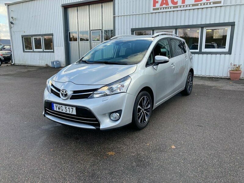 Silver Begagnad 2017 Toyota Verso Multidrive S Minibuss | 184 900 kr (Bra pris) - Bild 1/4