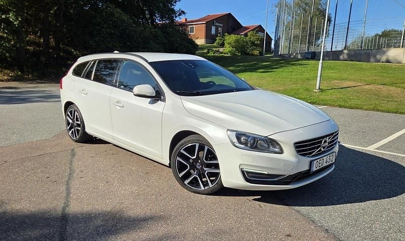Vit Begagnad 2017 Volvo V60 Kombi | 160 000 kr (Marknadspris) - Bild 1/4