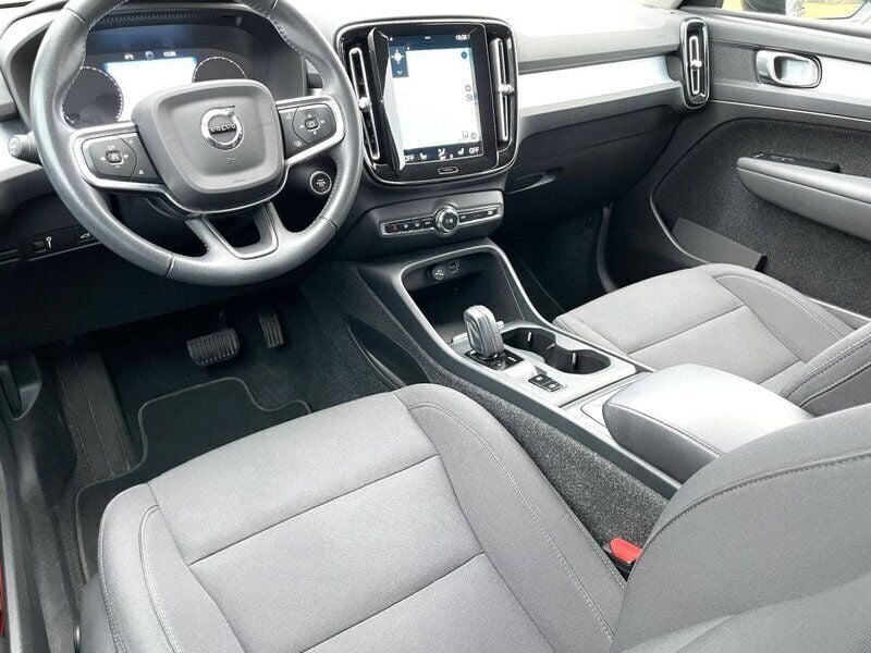 Begagnad Volvo XC40 Momentum 130 HK (95 kW) 2020 Svart SUV