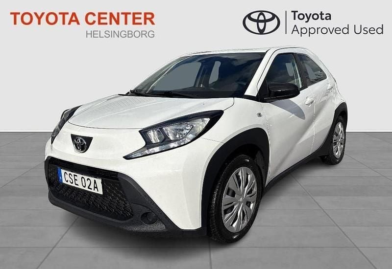 Vit Begagnad 2022 Toyota Aygo X-play Halvkombi | 189 900 kr (Marknadspris) - Bild 1/4