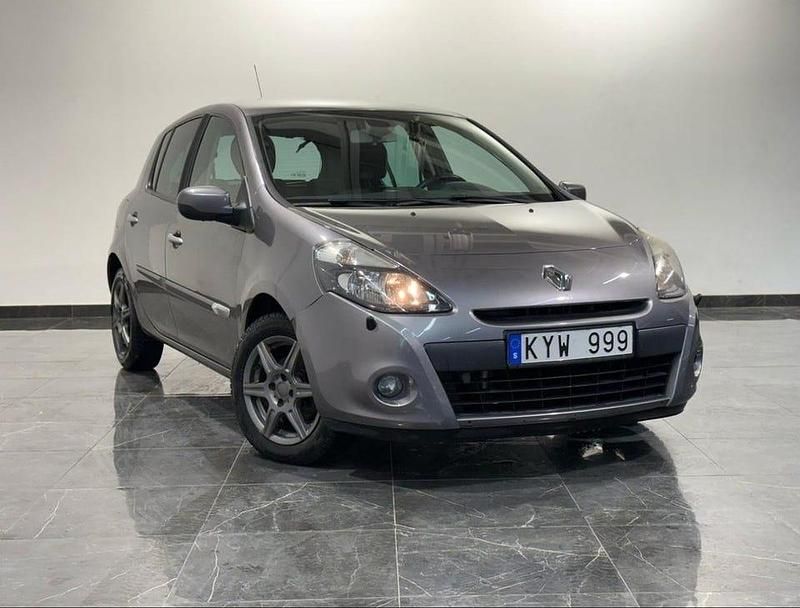 Grå Begagnad 2011 Renault Clio R.S. Halvkombi | 32 000 kr (Marknadspris) - Bild 1/4
