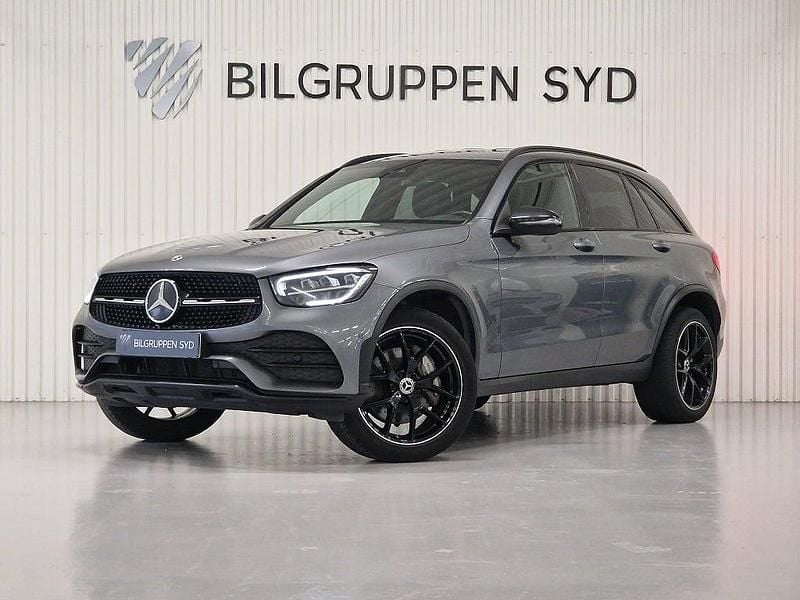 Grå Begagnad 2022 Mercedes GLC300e AMG SUV | 319 900 kr (Marknadspris) - Bild 1/4