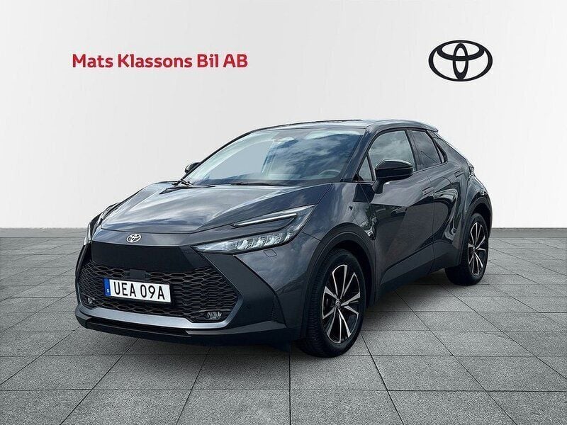 Mörkgrå Begagnad 2024 Toyota C-HR Style SUV | 349 000 kr (Marknadspris) - Bild 1/4