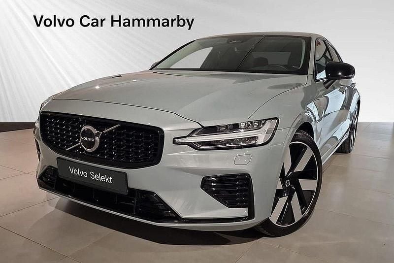 Grå Begagnad 2024 Volvo S60 Plus Sedan | 479 000 kr (Dyr) - Bild 1/3