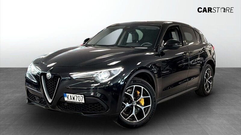 Svart (black) Begagnad 2018 Alfa Romeo Stelvio Super SUV | 264 900 kr (Bra pris) - Bild 1/4