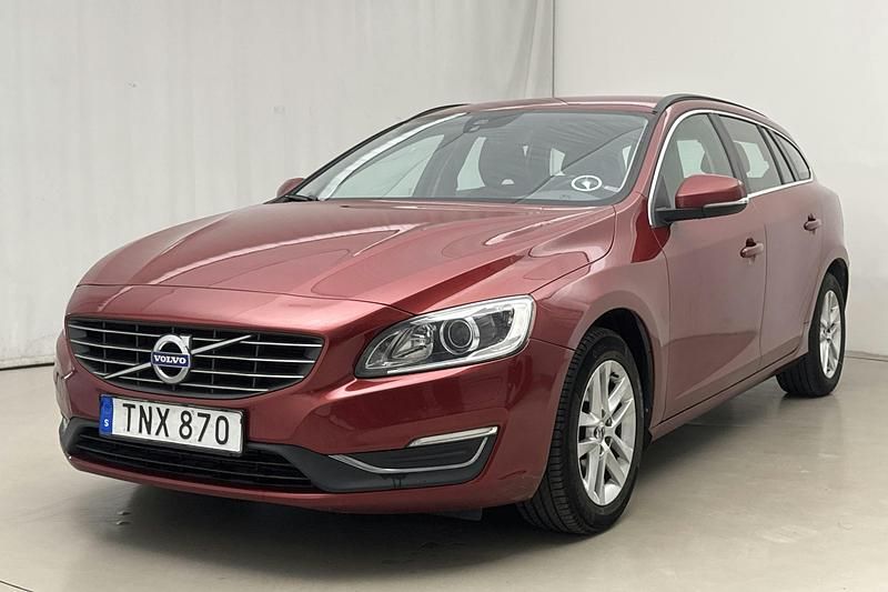 Röd Begagnad 2017 Volvo V60 Momentum Kombi | 158 000 kr (Lite dyr) - Bild 1/4