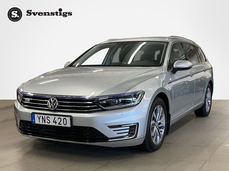 Silver Begagnad 2017 VW Passat GTE Kombi | 219 000 kr (Marknadspris) - Bild 1/4