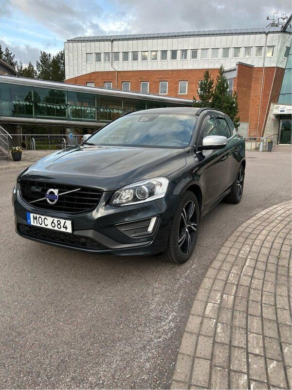 Grå Begagnad 2017 Volvo XC60 R-Design SUV | 230 000 kr (Marknadspris) - Bild 1/4