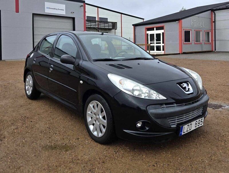 Svart Begagnad 2011 Peugeot 206+ Halvkombi | 39 900 kr (Marknadspris) - Bild 1/4
