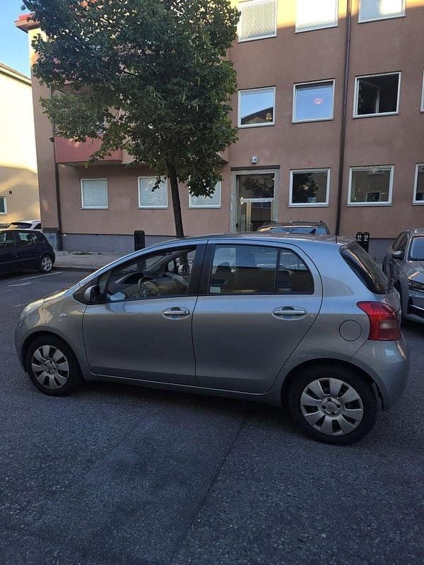 Grå Begagnad 2006 Toyota Yaris Halvkombi | 24 999 kr (Bra pris) - Bild 1/4