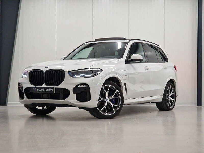 Vit Begagnad 2019 BMW X5 iPerformance SUV | 619 900 kr (Marknadspris) - Bild 1/4