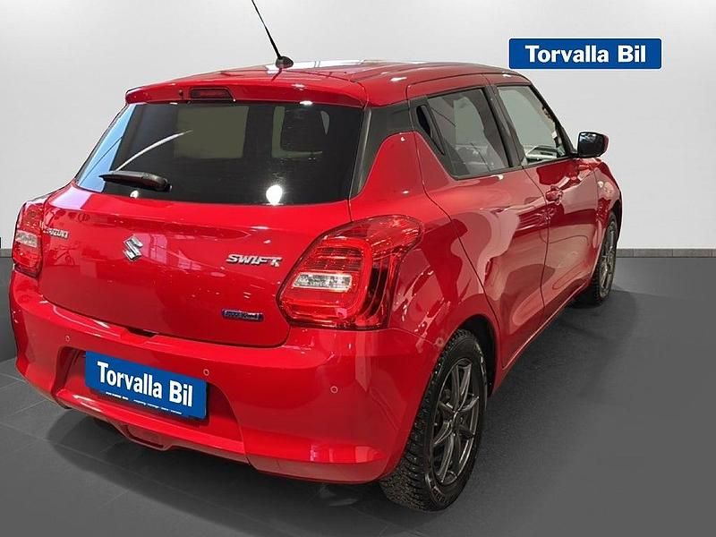 Begagnad Suzuki Swift 83 HK (61 kW) 2022 Röd Halvkombi