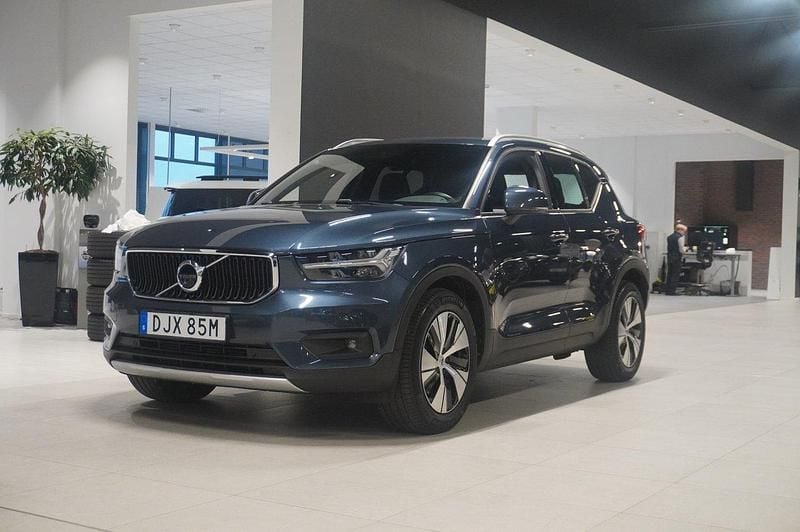 Mörkblå Begagnad 2020 Volvo XC40 Momentum SUV | 344 800 kr (Marknadspris) - Bild 1/4