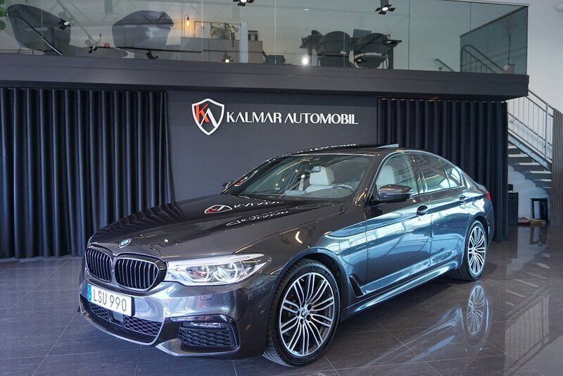 Grå Begagnad 2018 BMW 520 M Sport Sedan | 339 900 kr (Lite dyr) - Bild 1/4