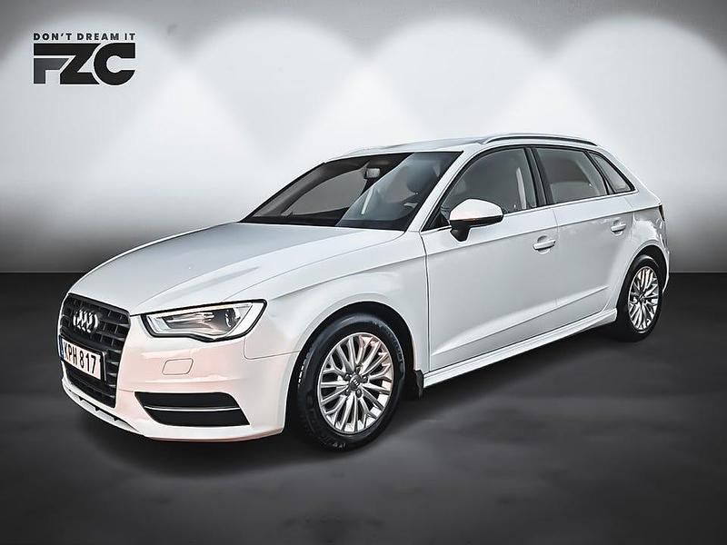 Vit Begagnad 2016 Audi A3 Sportback Attraction Halvkombi | 159 500 kr (Lite dyr) - Bild 1/4
