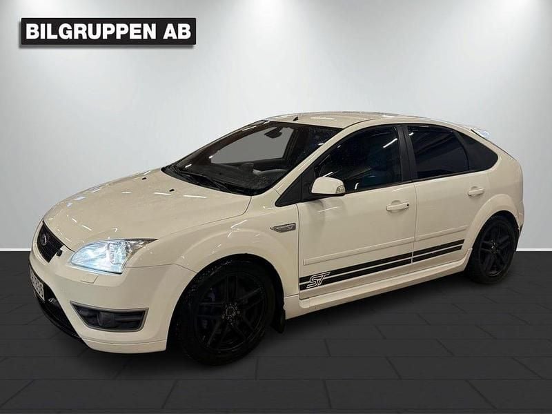Vit Begagnad 2006 Ford Focus ST | 49 900 kr (Marknadspris) - Bild 1/4