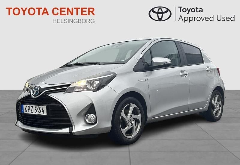 Silver Begagnad 2015 Toyota Yaris Hybrid Active Halvkombi | 109 900 kr (Lite dyr) - Bild 1/3